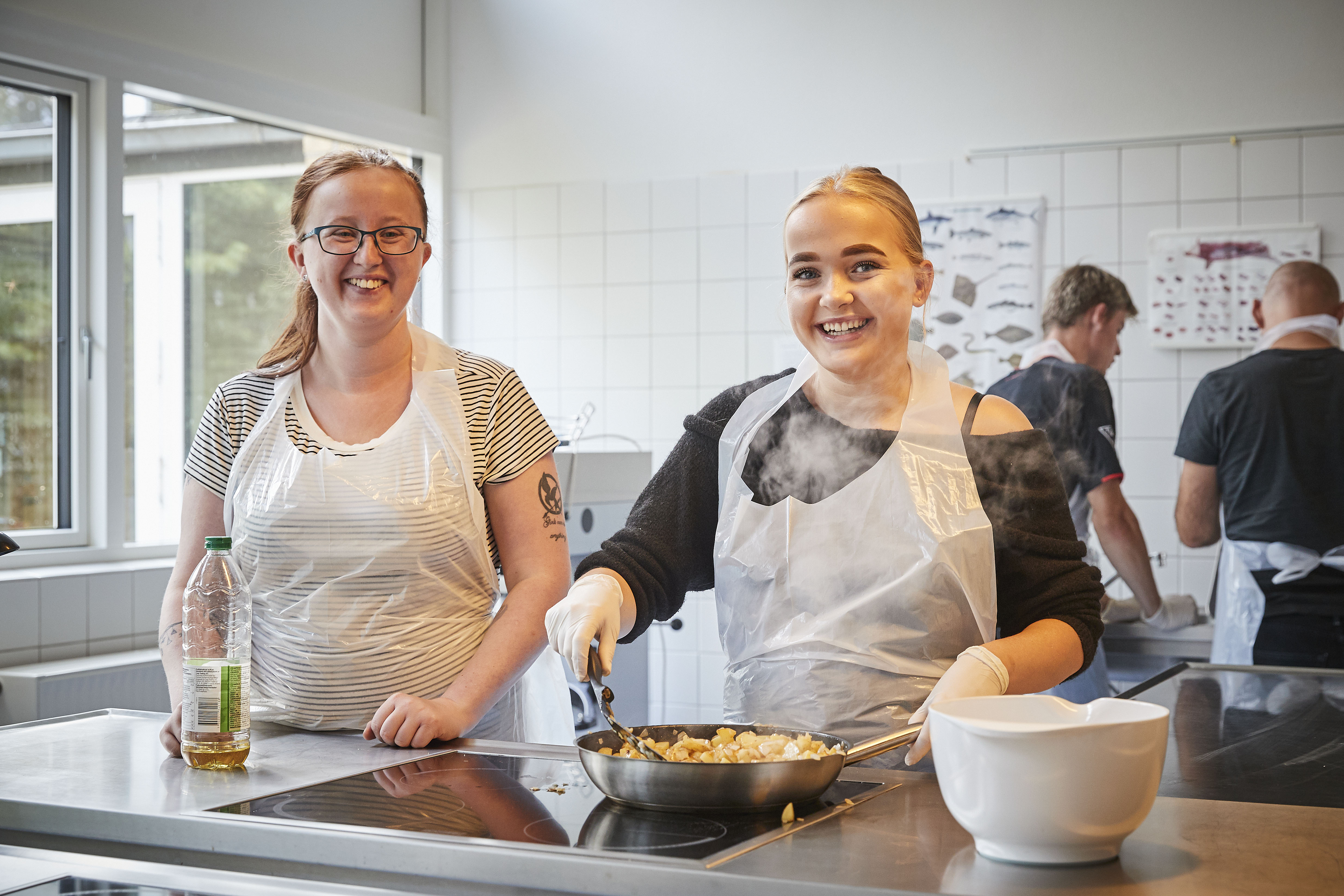 Elever laver sund mad i faget Kost og sundhed